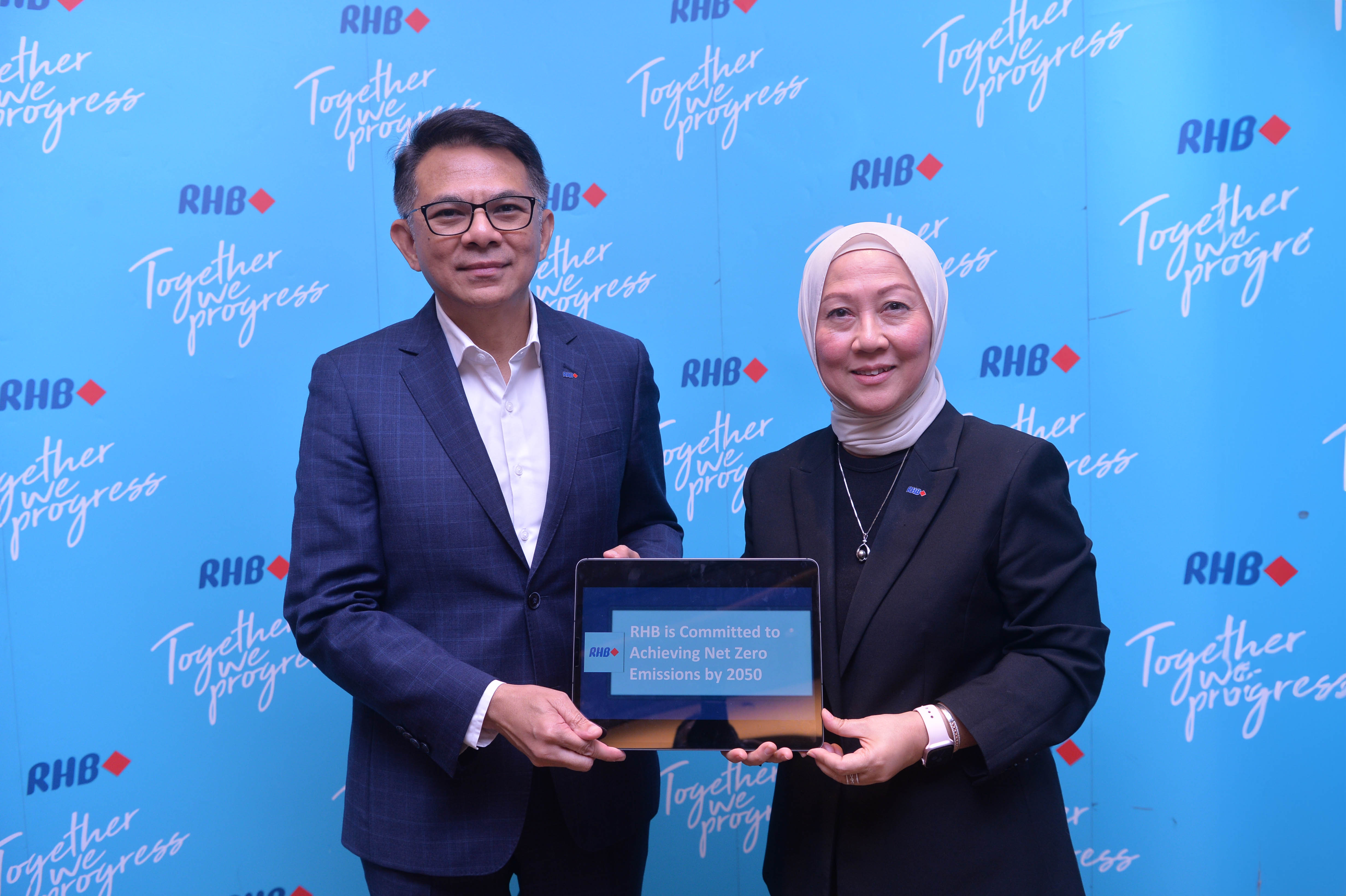 Mohd Rashid Mohamad, Group Managing Director/Group Chief Executive Officer, and Norazzah Sulaiman, Group Chief Sustainability and Communications Officer of RHB Banking Group at RHB’s inaugural Sustainability Media Day.